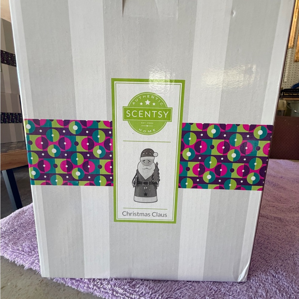Scentsy Christmas Claus Warmer with Festive Colors